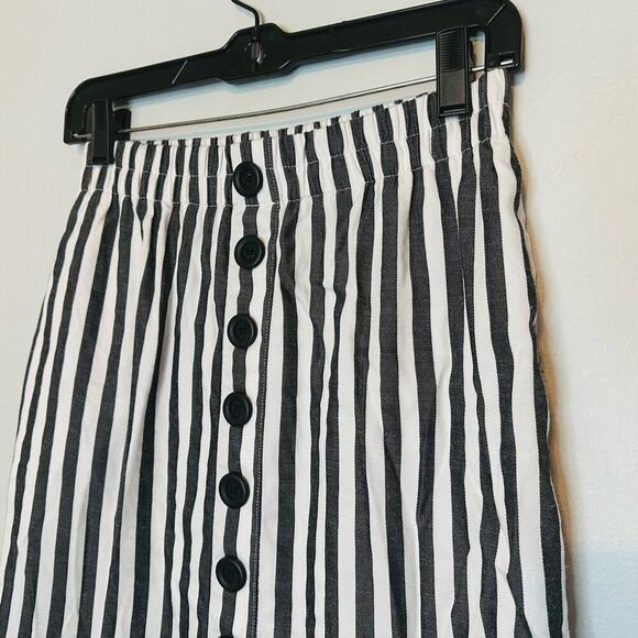 CUPCAKES AND CASHMERE Sandrine Black White Striped Side Slits Midi Skirt Size 2 - Picture 5 of 9